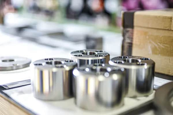 Chemieresistente Edelstahlbauteile (auch Schläuche aus Edelstahl oder PTFE) kurzfristig verfügbar