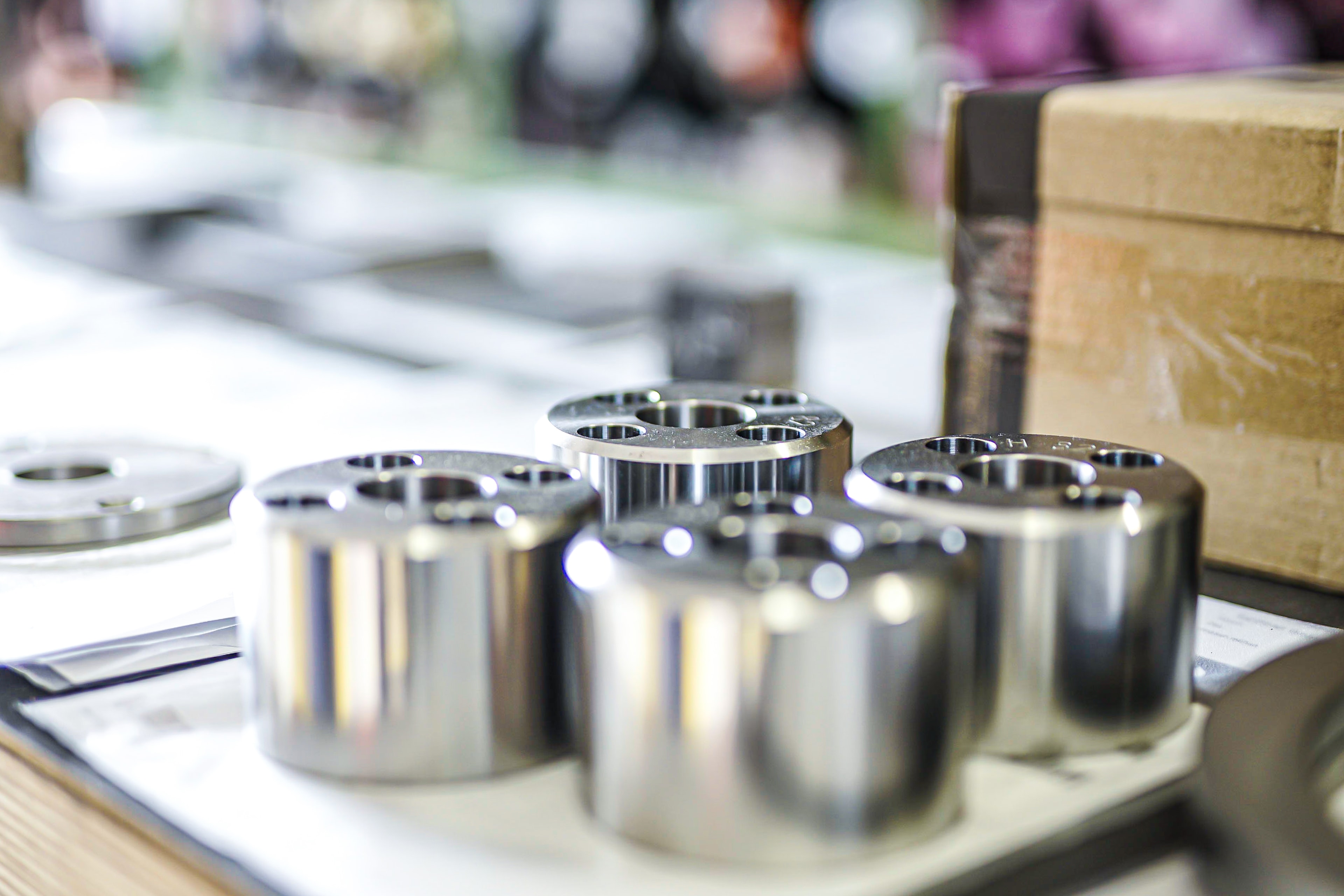 Chemieresistente Edelstahlbauteile (auch Schläuche aus Edelstahl oder PTFE) kurzfristig verfügbar